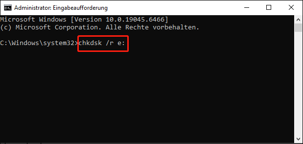 Ausführung von CHKDSK und Eingabe von chkdsk /r e: mit Bestätigung durch die Eingabetaste.