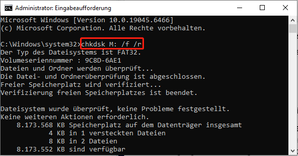 Eingabeaufforderungsfenster mit Anzeige des Ablaufs des CHKDSK-Befehls.