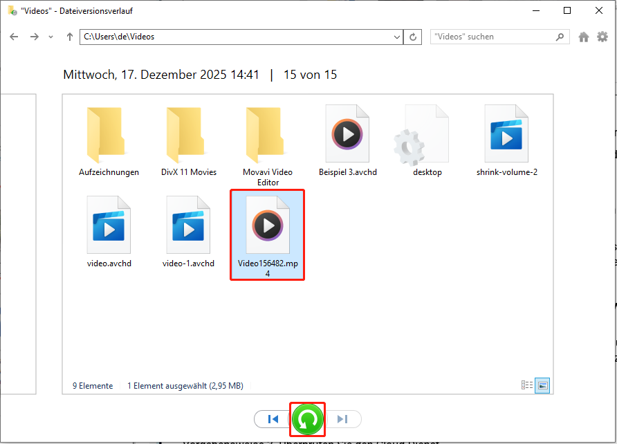 Dateihistorie-Oberfläche mit Backup-Dateien, zwei ausgewählten Videodateien und hervorgehobener Schaltfläche Wiederherstellen.