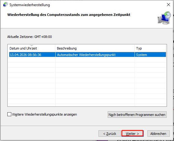 Die Oberfläche der Systemwiederherstellung zeigt die verfügbaren Wiederherstellungspunkte, und die Schaltfläche Weiter ist markiert.